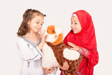 Mutlu küçük Müslüman kızlar Eid ul Adha - mutlu Kurban Bayramı kutlama koyun oyuncakla - oynamak