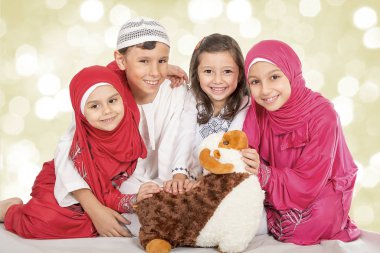 Mutlu küçük Müslüman çocuklar Eid ul Adha - mutlu Kurban Bayramı kutlama koyun oyuncakla - oynamak