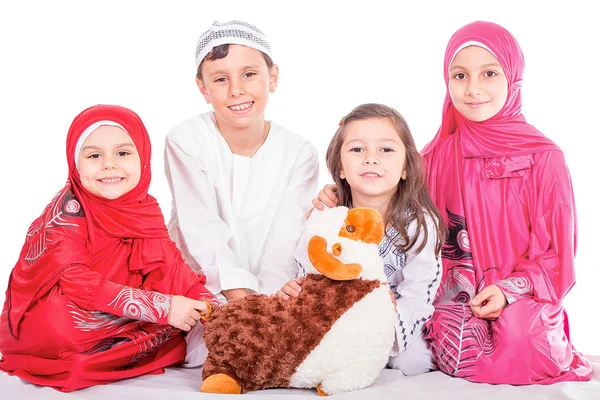 Pequenas Crianças Muçulmanas Felizes Brincando Com Brinquedo Ovelha Celebrando Eid — Fotografia de Stock