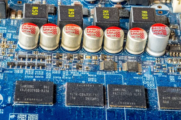 Blaue Leiterplatte Für Computerkomponenten Mit Elektronischen Elementen Und Großen Kondensatoren — Stockfoto