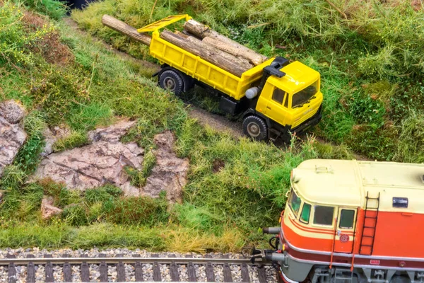 Gelber Lkw Auf Modellbahnanlage Maßstab Mit Holz Neben Lok — Stockfoto