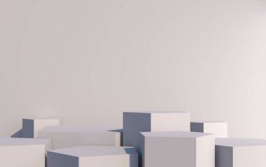 Altıgen 3d podyum bir piramit biçiminde ürünleri gri olarak göstermek için