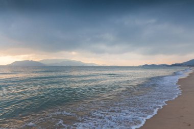 Nha Trang beach, Vietnam üzerinde dramatik gökyüzü