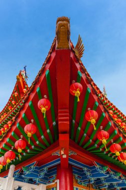 Thean Hou tapınağın çatısına dekore edilmiş kırmızı Çin fenerleri, Kuala Lumpur, Malezya