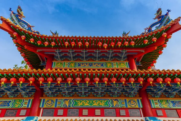 Telhado Templo Thean Hou Decorado Com Dragões Lanternas Vermelhas Chinesas — Fotografia de Stock