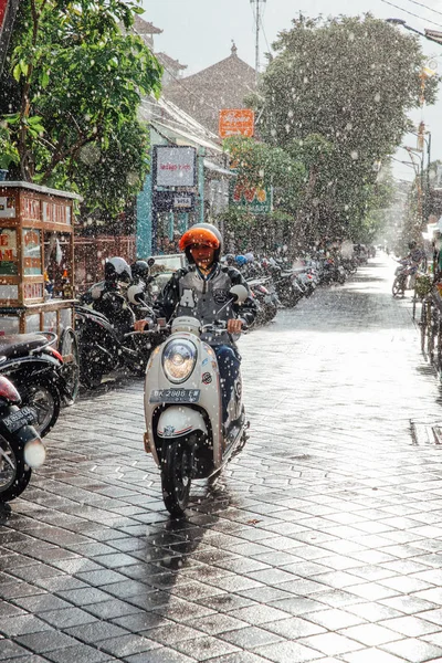 Ubud Indonésie Březen 2016 Indonéské Muž Motocyklu Dešti Ulici Ubud — Stock fotografie