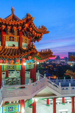 Thean Hou Budist Tapınağı şehir manzarası arka planda, Kuala Lumpur, Malezya ile alacakaranlıkta fener ile dekore edilmiş olan