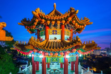 Thean Hou Budist Tapınağı şehir manzarası arka planda, Kuala Lumpur, Malezya ile alacakaranlıkta fener ile dekore edilmiş olan
