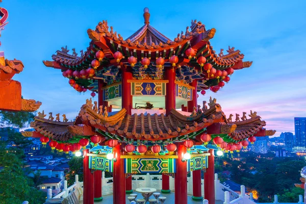 Templo Budista Thean Hou Decorado Com Lanternas Entardecer Com Horizonte — Fotografia de Stock