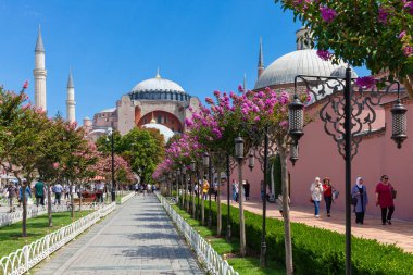 Istanbul, Türkiye - 21 Ağustos 2018: Gündüz görünümü dünyanın en ünlü Ayasofya Müzesi ve Sultan Ahmet Parkı üzerinde 21 Ağustos 2018, Istanbul, Türkiye.