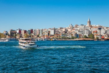 Bir turist tekne yelken Haliç arasında Istanbul, Türkiye