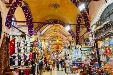 Istanbul, Türkiye - 14 Ağustos 2018: insanlar ünlü tarihi 14 Ağustos 2018 İstanbul ' da bina kapalı çarşı içinde alışveriş.