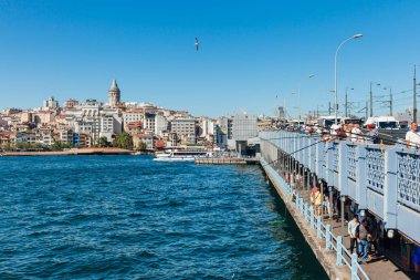 Istanbul, Türkiye - 14 Ağustos 2018: Erkekler Galata Köprüsü'nden 14 Ağustos 2018 İstanbul ' da balık.