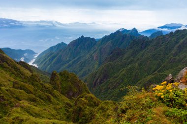 Yüksek Indochina tepe, zirve üzerinden dağlık arazi görünümünü çarpıcı Fansipan Dağı, Sapa, Lao Cai, Vietnam