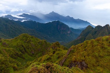 Yüksek Indochina tepe, zirve üzerinden dağlık arazi görünümünü çarpıcı Fansipan Dağı, Sapa, Lao Cai, Vietnam