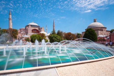 İstanbul, Türkiye - 15 Ağustos 2018: Dünyanın en ünlü Ayasofya Müzesi 'nin 15 Ağustos 2018' de İstanbul, Türkiye 'deki Sultan Ahmet Parkı' ndan gündüz görünümü