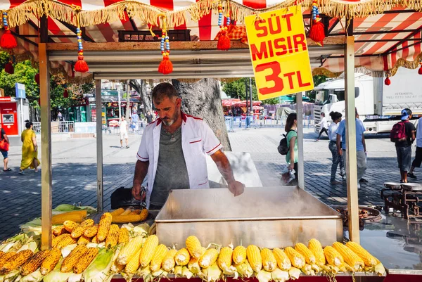 Estambul Turquía Agosto 2018 Vendedor Ambulante Cocina Maíz Plaza Sultanahmet —  Fotos de Stock