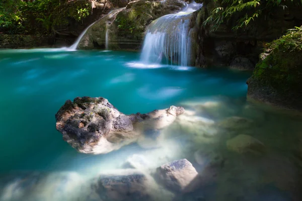 Água Cor Turquesa Das Cachoeiras Kawasan Localizada Ilha Cebu Filipinas — Fotografia de Stock