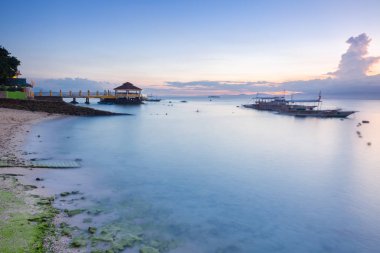 Gün batımı görünümünü Moalboal beach ünlü dalış ve dalış spot Cebu, Filipinler