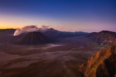 Doğal görünümü Tengger Caldera, gündoğumu, Doğu Java, Endonezya ve Bromo yanardağ