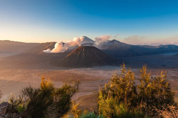 Bromo Vulkan bei Sonnenaufgang, Java, Indonesien — Stockfoto