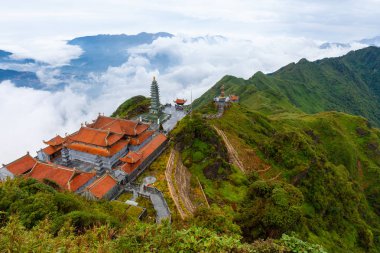 Dağlar ve Fansipan tepe, Vietnam tapınaktan görünümü