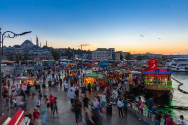 Eminönü Meydanı alacakaranlıkta, Istanbul, Türkiye