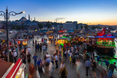 Eminönü Meydanı alacakaranlıkta, Istanbul, Türkiye