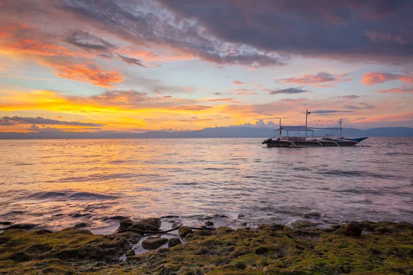 Coucher de soleil sur la plage de Moalboal, Philippines — Photo