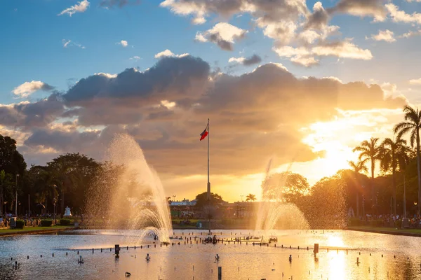 Fonte no Rizal Park ao pôr do sol, Manila, Filipinas — Fotografia de Stock