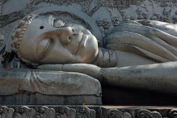 Pohled Zblízka Ležící Sochu Buddhy Long Son Pagoda Nha Trang — Stock fotografie