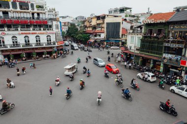Hanoi, Vietnam - 16 Ekim 2018: Hanoi, Vietnam 'da Dong Kinh Nghia Thuc Meydanı' ndaki ünlü kaotik trafiğin görüntüsü