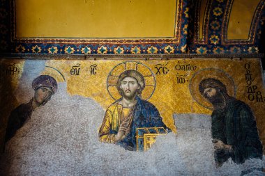 İstanbul, Türkiye - 14 Ağustos 2018: İstanbul, Türkiye 'deki Ayasofya Tapınağı' nın duvarında antik bir Bizans Hristiyan mozaiği.