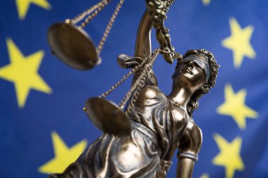 Heykeline blindfolded adalet Themis veya Justitia, karşı bir hukuki kavram olarak bir Avrupa bayrağı