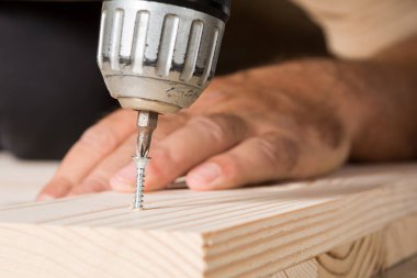 Bir elektrikli tornavida ile çalışma handworker yakın çekim