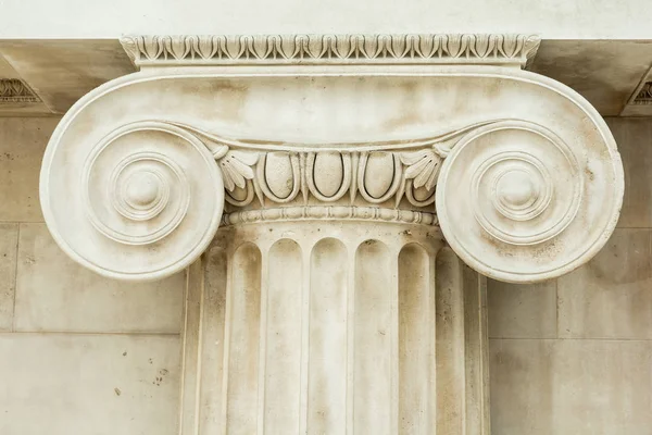 Detalhe Decorativo Uma Antiga Coluna Iônica Perto — Fotografia de Stock