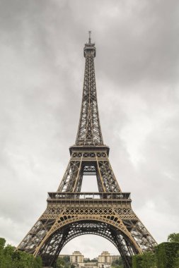 Bulutlu bir günde Eyfel Kulesi. Paris, Fransa
