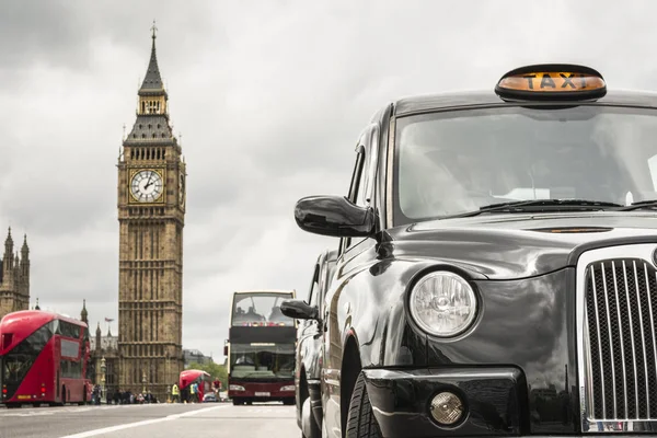 Taxis Londres Autobuses Rojos Frente Big Ben Día Nublado Enfoque —  Fotos de Stock