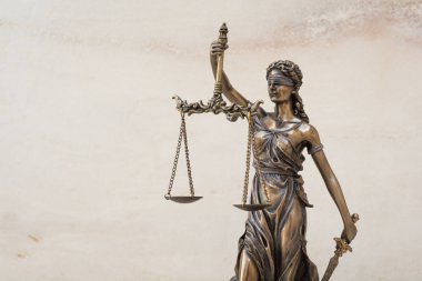 Adalet Themis veya Justitia, adalet bir hukuki kavram olarak mermer duvar arka plan karşı blindfolded tanrıça heykeli