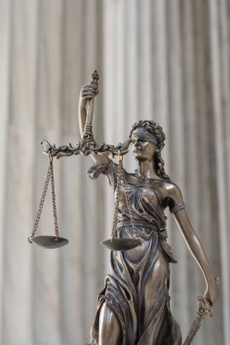 Adalet Themis veya Justitia, adalet bir iyonik sipariş colonnade, bir hukuki kavram olarak karşı blindfolded tanrıça heykeli