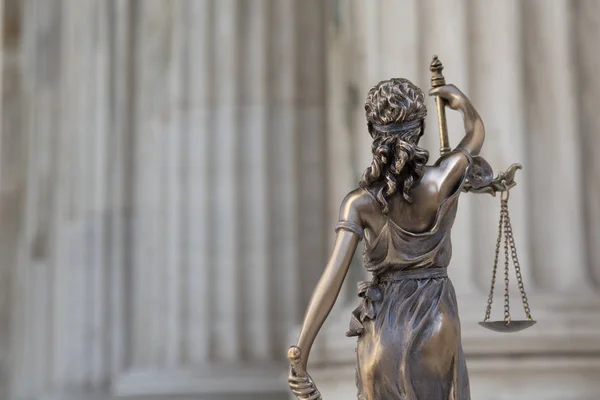 正義のテミスの法的概念としてのイオニア列柱と正義の目隠しの女神 Justitia — ストック写真