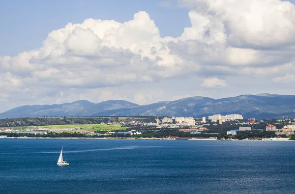 Rusya Gelendzhik deniz manzarası, yat, bulutlar, dağlar ve deniz