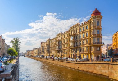 St. Petersburg Rusya Temmuz 2018: Griboyedov kanal dolgu evler