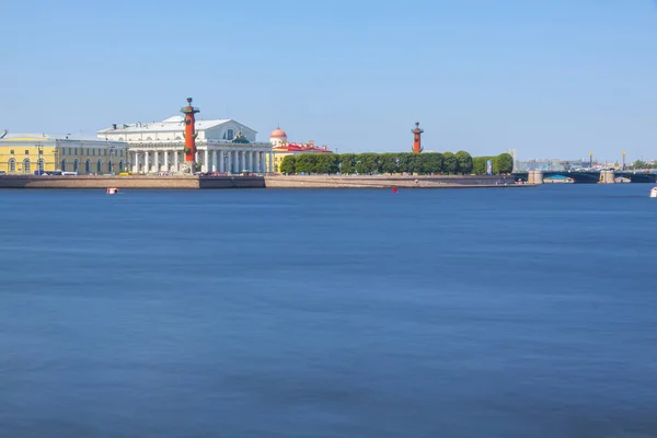 Saint-Petersburg Vasilievsky Adası, Strelka, Rostral sütun, Neva Nehri
