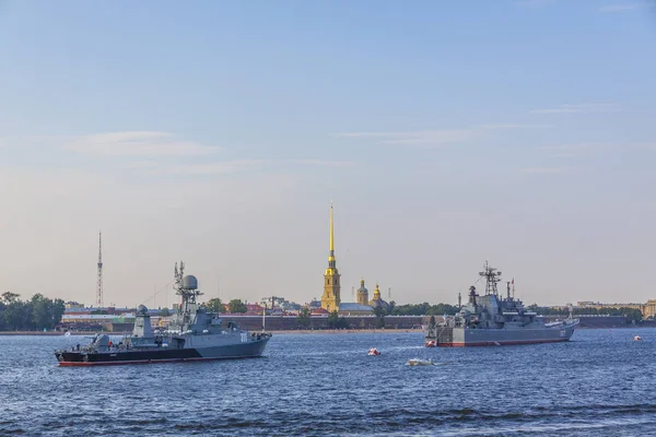 Neva Nehri üzerinde St. Petersburg Peter ve Paul fortress savaş gemileri