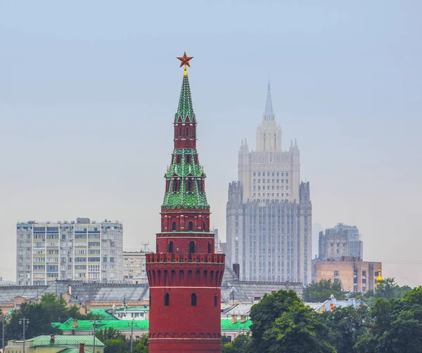 Moskova Kremlin kule yüksek binaların arka plan üzerinde