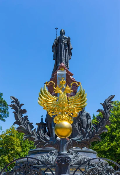 Rusya, Krasnodar, Catherine II anıtı, Rusya 'nın altın arması çift başlı kartal