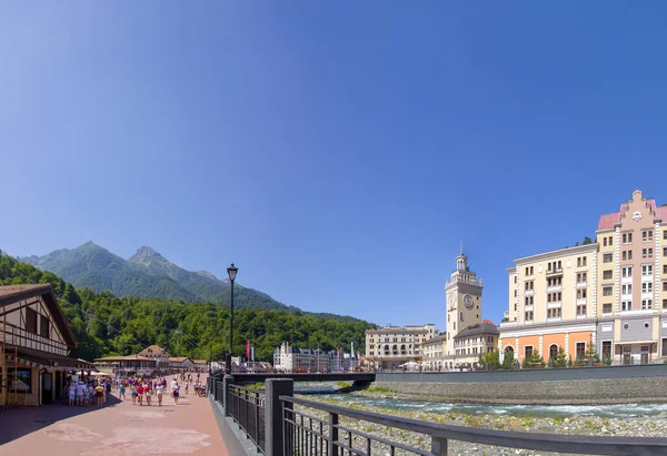 Rusya, Soçi, Rosa Khutor, Mzymta nehri, baraj kenarındaki oteller, yürüyen turistler, Ağustos 2015