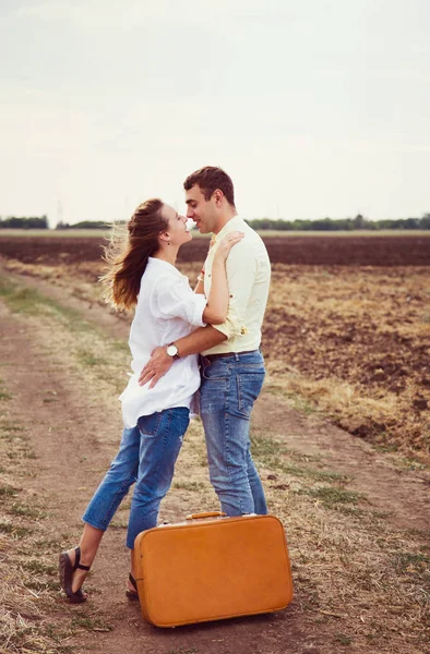 Joven Hermosa Pareja Abrazándose Carretera Rural Durante Viaje Romántico Con — Foto de Stock