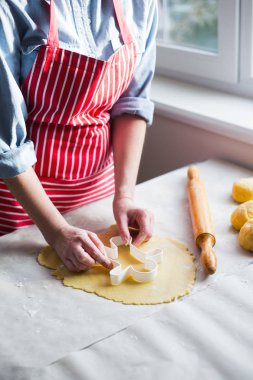 Zencefilli kurabiye adam ışığında hamur şeklinde Noel kurabiyesi yaparken un kadın elinde. Ev pişirme işlemi